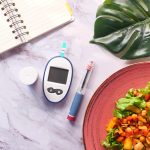 Lecteur de glycémie, injection et assiette santé illustrant la gestion du diabète de type 2 avec l’alimentation et les médicaments